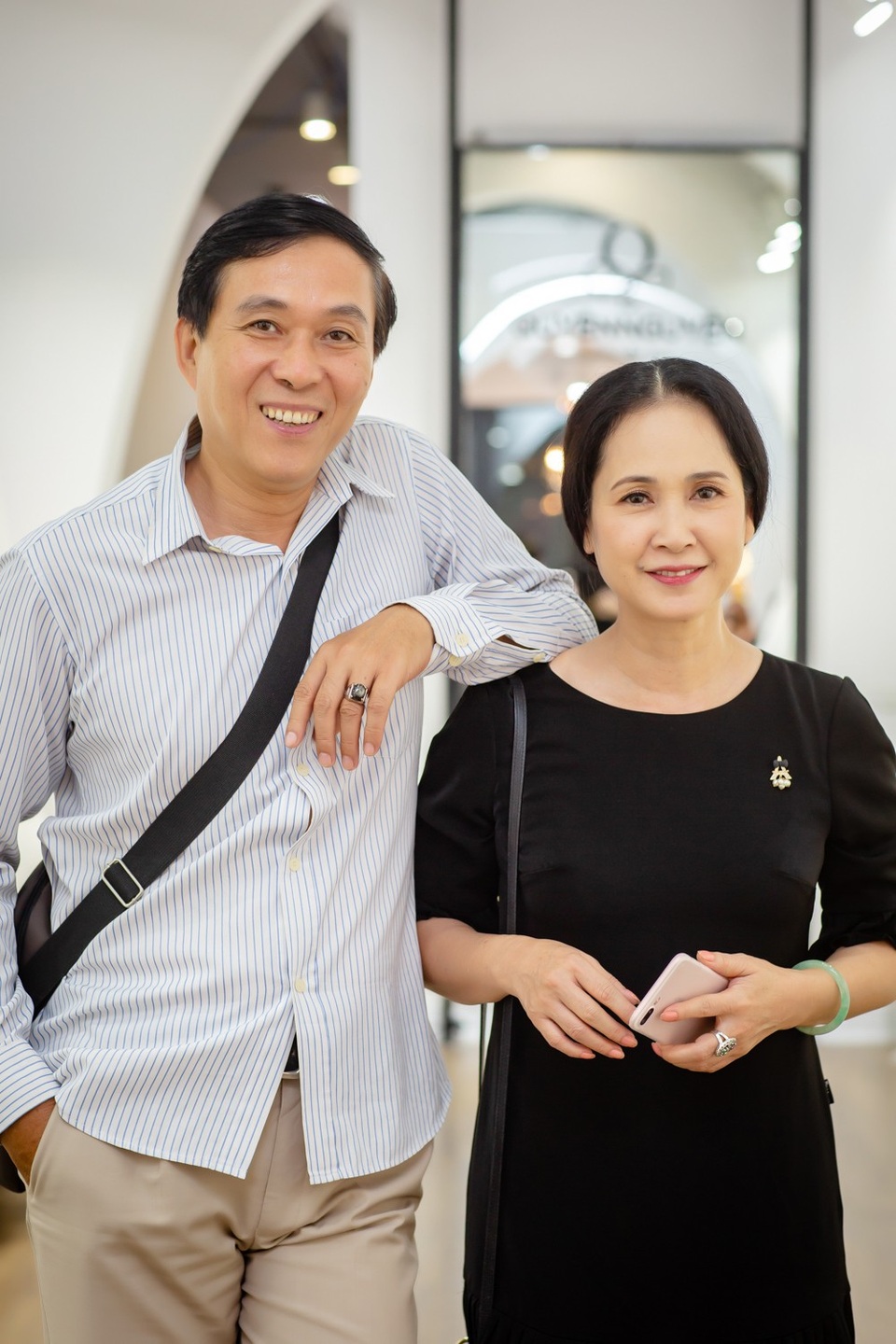 NSND Lan Hương tâm sự rằng, vợ chồng cô đã gắn bó bên nhau 40 năm, trong đó có 10 năm hẹn hò và 30 năm chung sống. Dù hiện tại đã lên chức ông bà nhưng cả hai vẫn giữ được tình cảm mặn nồng nhờ bí quyết luôn xem nhau như bạn bè đồng nghiệp.