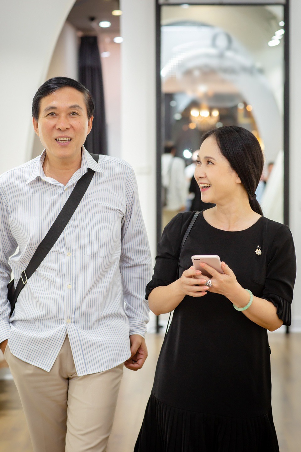 Suốt buổi thử đồ, NSƯT Đỗ Kỷ lặng lẽ ngồi một góc xem vợ chọn áo dài. Khi thấy bà xã lựa được bộ trang phục phù hợp, nghệ sĩ lại gật gù và mỉm cười. Vợ chồng Lan Hương - Đỗ Kỷ sẽ xuất hiện ở vai trò vedette.