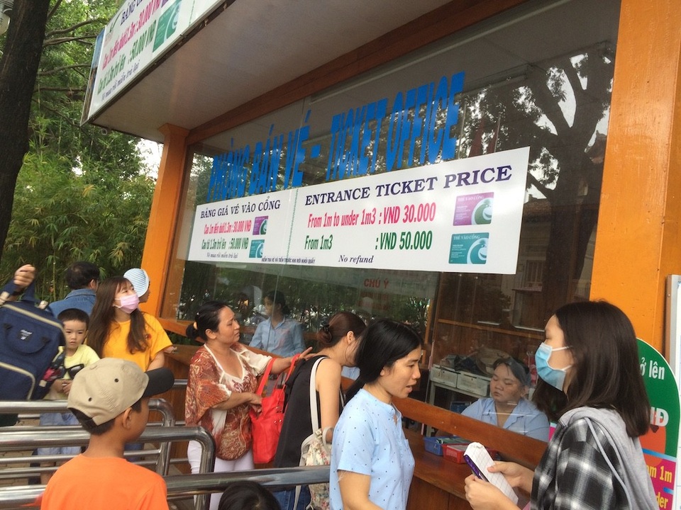 Thảo Cầm Viên Sài Gòn thành... khu ăn nhậu - 2 Người dân mua vé tham quan Thảo Cầm Viên Sài Gòn