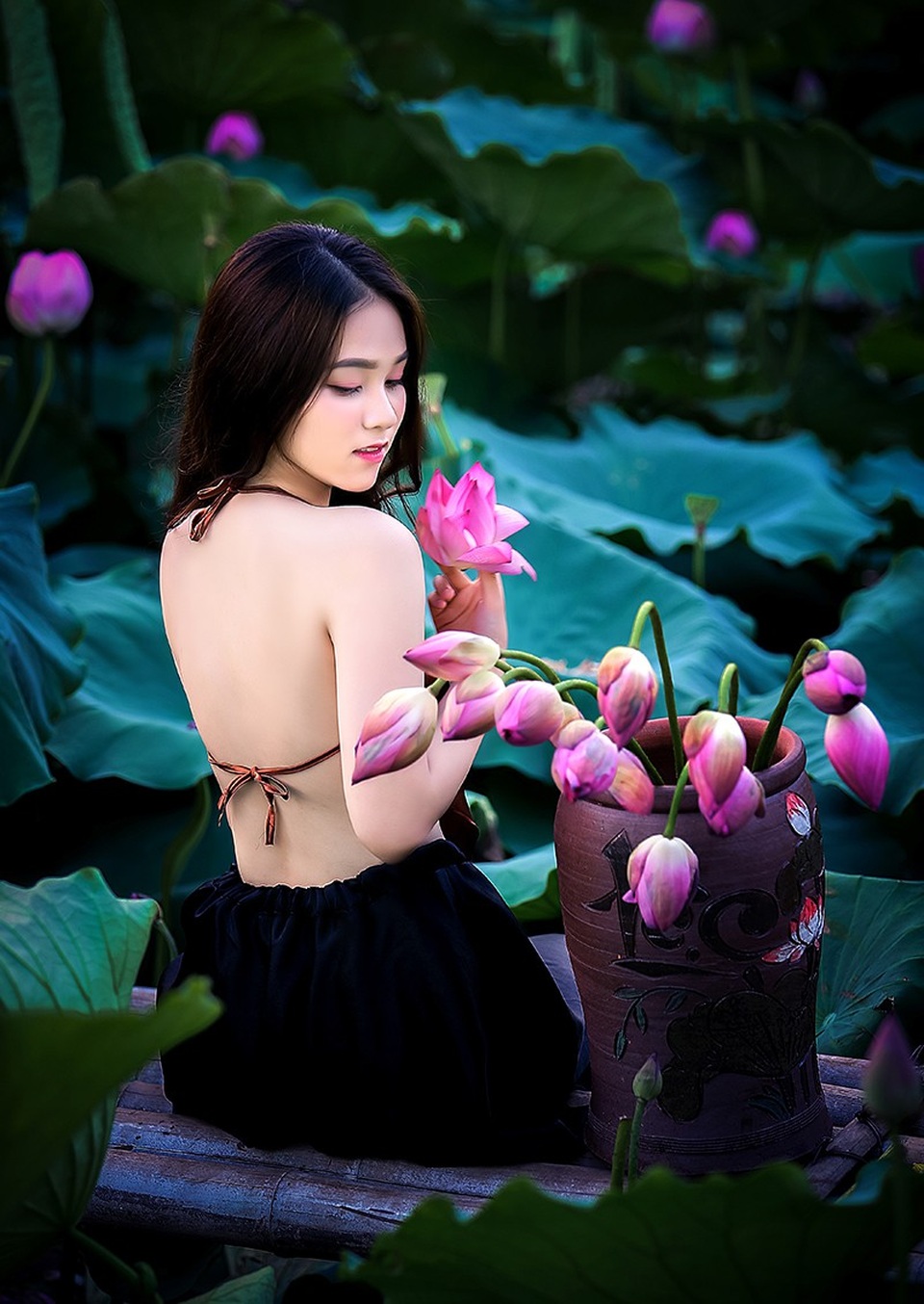 Thiếu nữ Hà Nội khoe vai trần gợi cảm bên hoa sen - 7