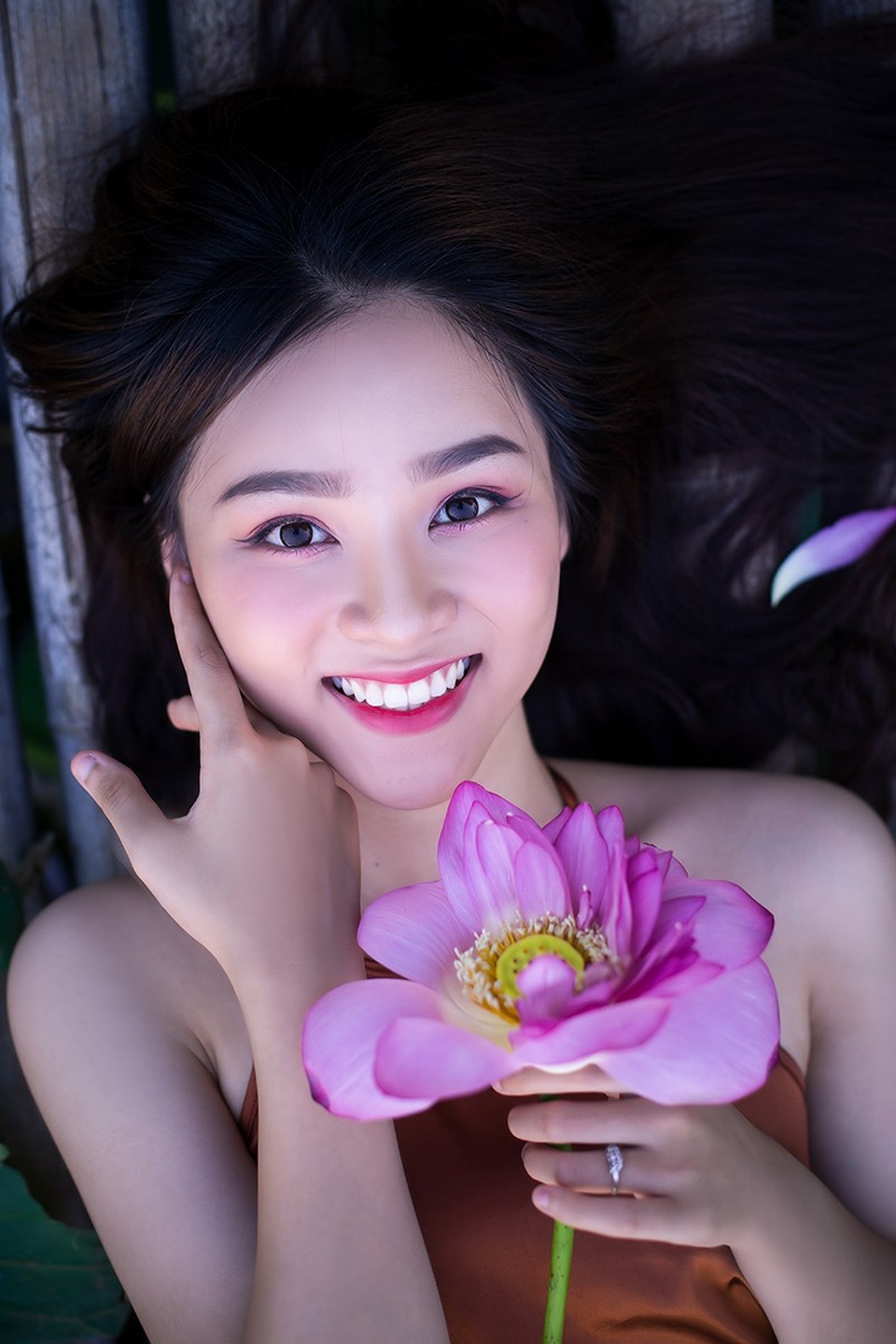 Bên cạnh đó, Ngọc Anh cũng là lớp trưởng. Cô có thành tích học tập loại Giỏi nhiều năm liền. Ở trường, cô năng nổ tham gia các hoạt động văn nghệ, ngoại khoá.