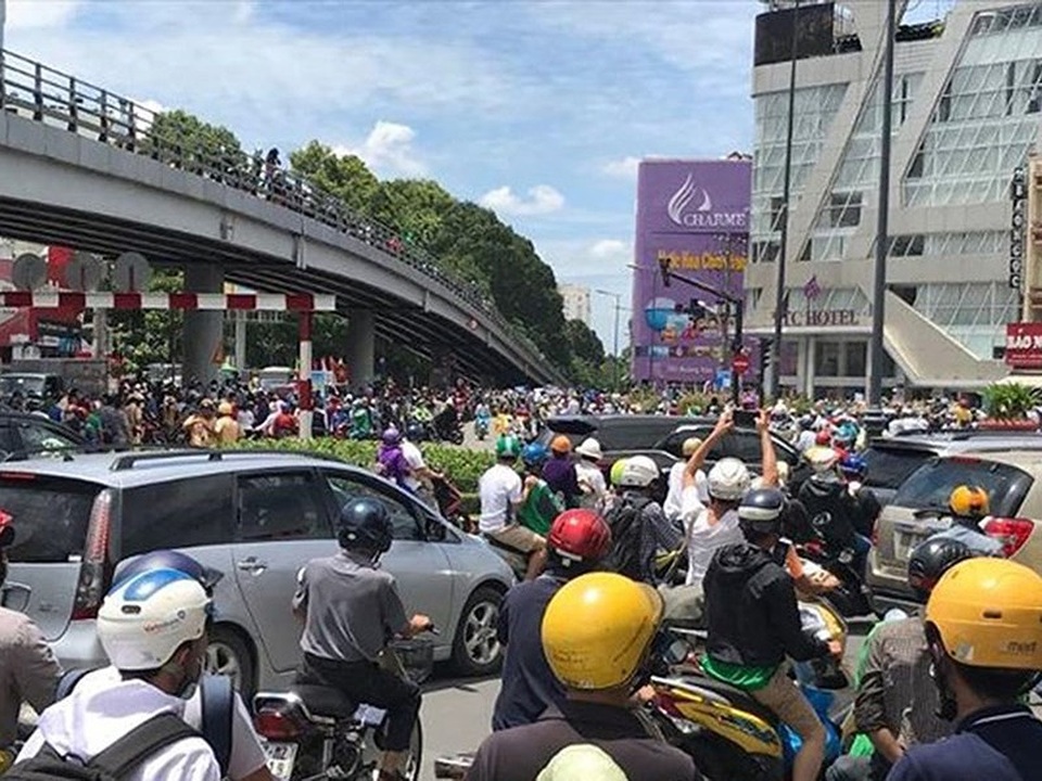 Nhiều điểm tụ tập đông người, giao thông ách tắc - 1 Nhiều nhóm người tụ tập gây kẹt cứng khu vực vòng xoay Lăng Cha Cả, quận Tân Bình, TP.HCM . Ảnh: L.THOA