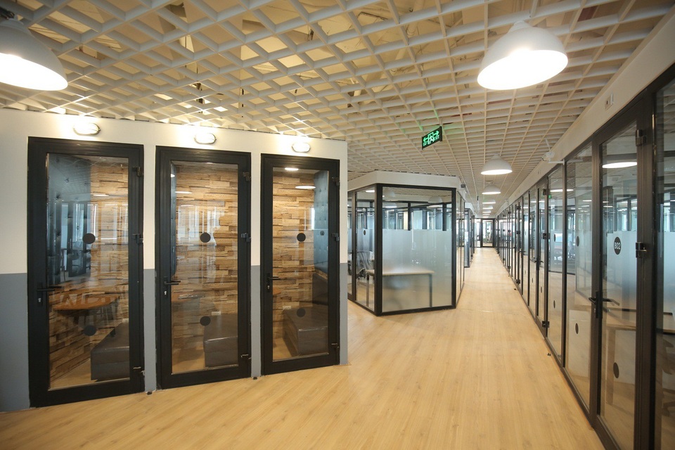 200 vị trí làm việc miễn phí cho startup Việt - 1 Trong đó, mô hình coworking space - là mô hình làm việc chung theo mô hình nền kinh tế chia sẻ, phục vụ nhu cầu cho thuê văn phòng làm việc có nhu cầu thuê từ 1 vị trí làm việc cho đến hàng trăm vị trí làm việc.