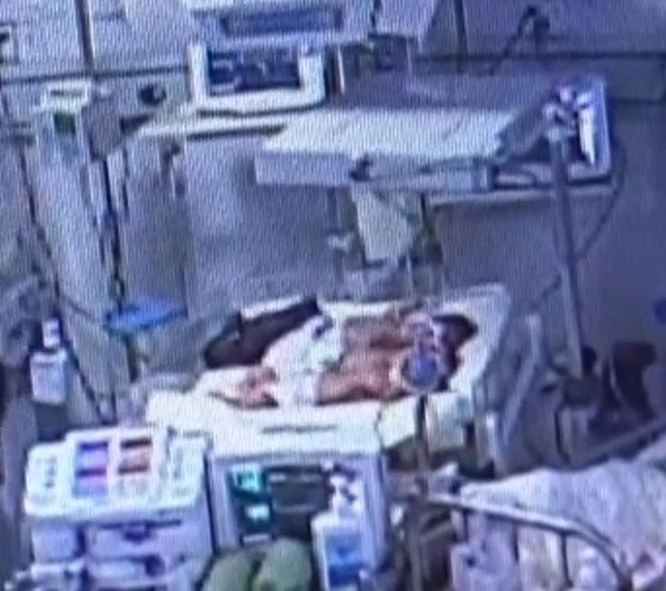 Y tá quên tắt máy sấy tóc, bé sơ sinh bỏng nặng tới nỗi phải cưa chân - 3 Chiếc máy sấy vẫn bật trong khi y tá bỏ đi