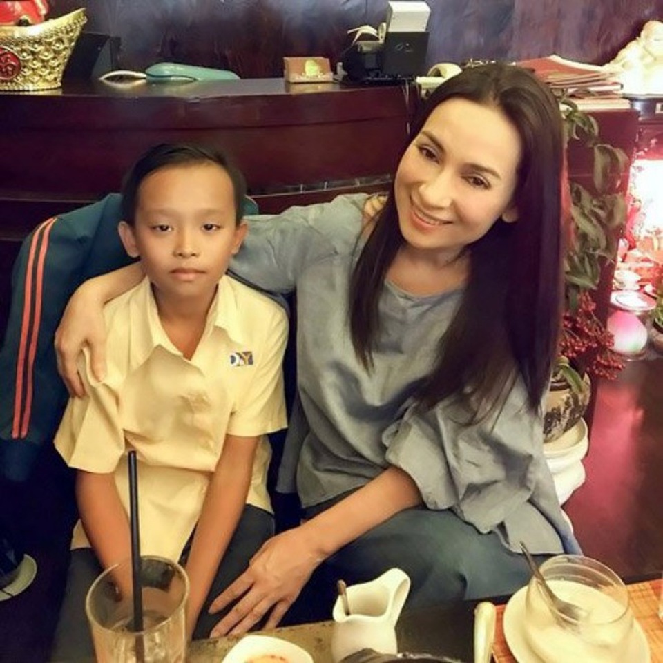 Làm con nuôi showbiz Việt: Kẻ đỉnh danh vọng, người đáy tuyệt vọng - 3
Phi Nhung và Hồ Văn Cường có thể nói là trường hợp mẹ con nuôi hiếm có của showbiz Việt.
