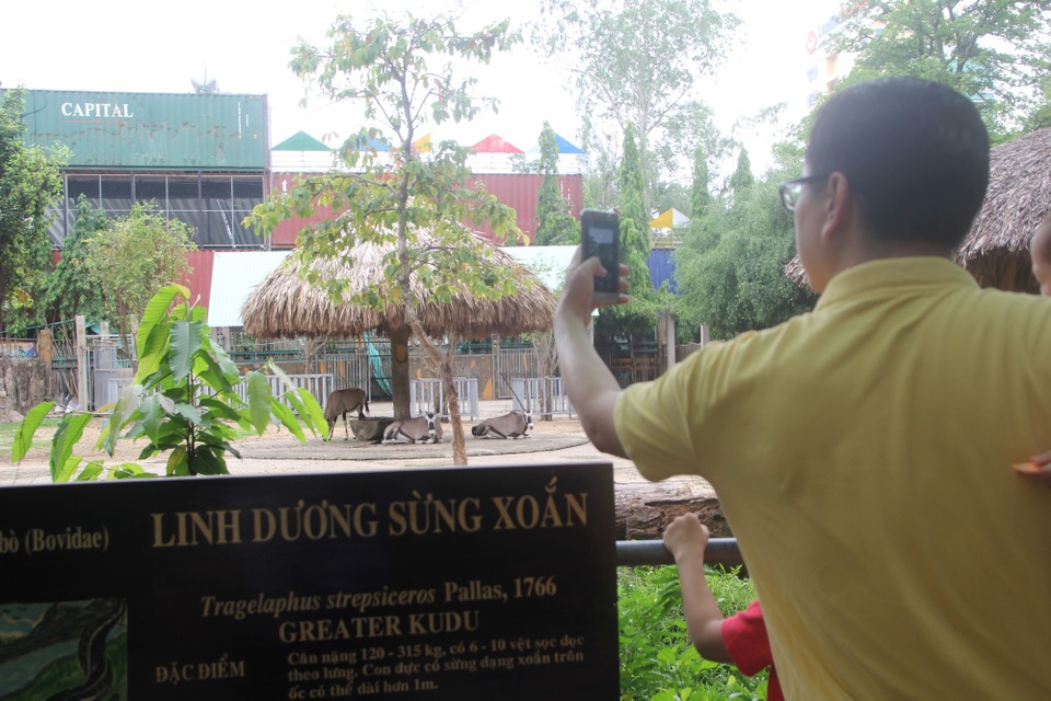 Thảo Cầm Viên Sài Gòn thành... khu ăn nhậu - 6 Quán nhậu đã che khuất tầm nhìn vào Thảo Cầm Viên từ đường Nguyễn Thị Minh Khai