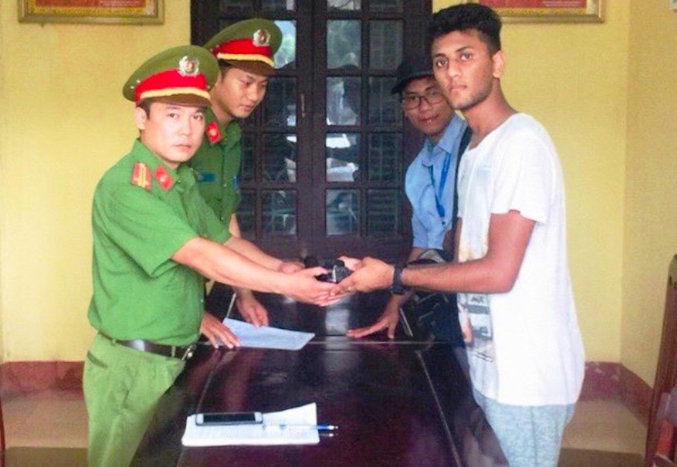 Du khách Ấn Độ nhận lại tài sản sau ít phút đánh rơi - 1 Các chiến sĩ Công an Ninh Bình trao trả lại tài sản cho du khách bị mất.