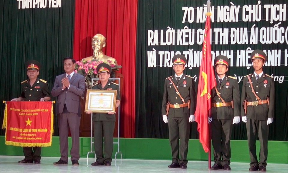 Phú Yên: Vinh danh 49 cá nhân, tập thể trong phong trào thi đua ái quốc - 1 Ông Huỳnh Tấn Việt, bi thư tỉnh Phú Yên trao danh hiệu Anh hùng lực lượng vũ trang cho Đại tá Đặng Phi Thưởng