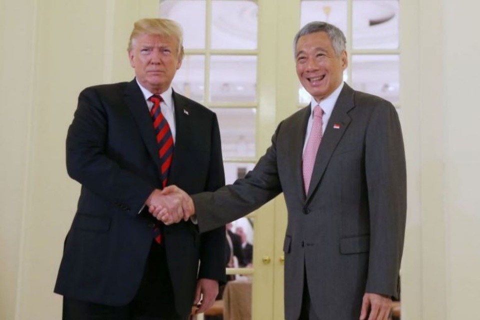Tuyên bố lạc quan của Tổng thống Trump trước thời khắc gặp ông Kim Jong-un - 1 Tổng thống Donald Trump hôm nay 11/6 đã có bữa ăn trưa kết hợp làm việc với Thủ tướng Singapore Lý Hiển Long. Hai nhà lãnh đạo đã bắt tay nhau trước sự chứng kiến của truyền thông vào lúc 12h45 trước khi bắt đầu sự kiện. (Ảnh: ST)