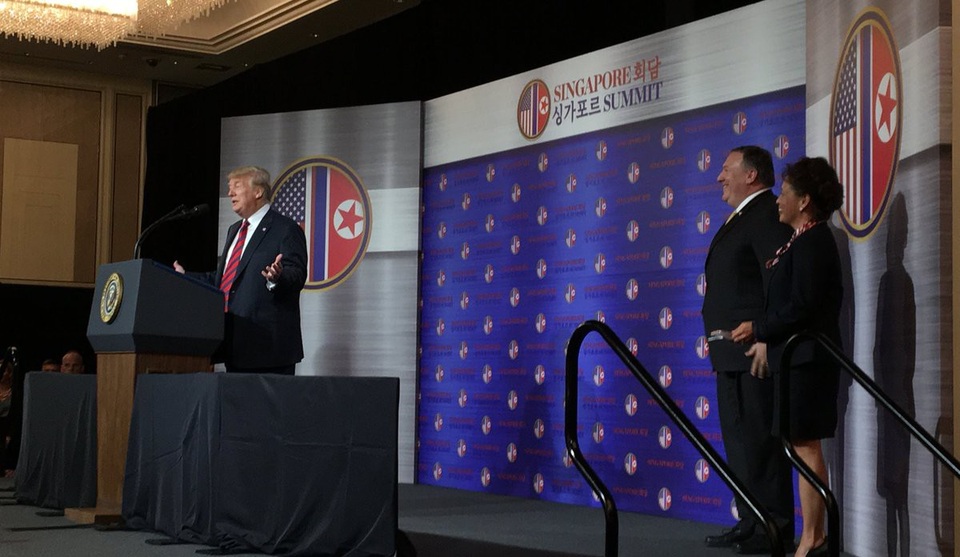 Tuyên bố lạc quan của Tổng thống Trump trước thời khắc gặp ông Kim Jong-un - 10 ”Chúng tôi đã có nhiều cuộc gặp chi tiết và quan trọng tính đến hiện tại, bao gồm cả cuộc họp vào sáng nay với phía Triều Tiên. Tổng thống đã chuẩn bị sẵn sàng cho cuộc gặp ngày mai với Chủ tịch Kim Jong-un. Lập trường của Mỹ vẫn rõ ràng và không thay đổi”, Ngoại trưởng Pompeo cho biết. Trong ảnh: Tổng thống Trump phát biểu tại Đại sứ quán Mỹ ở Singapore ngày 11/6. (Ảnh: Twitter/scavino45)