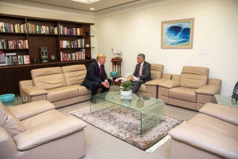 Tuyên bố lạc quan của Tổng thống Trump trước thời khắc gặp ông Kim Jong-un - 2 Trước đó hai nhà lãnh đạo đã có cuộc họp riêng tại dinh tổng thống Singapore Istana. Ông Trump đã đặt chân xuống căn cứ không quân Paya Lebar vào tối qua sau khi kết thúc các cuộc họp tại thượng đỉnh G7 ở Canada. (Ảnh: Twitter/scavino45)