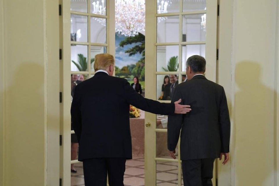 Tuyên bố lạc quan của Tổng thống Trump trước thời khắc gặp ông Kim Jong-un - 4 Ngoài Tổng thống Trump và Thủ tướng Lý Hiển Long, hai phái đoàn gồm các quan chức cấp cao của Mỹ và Singapore cũng tham dự bữa trưa kết hợp làm việc. (Ảnh: AFP)