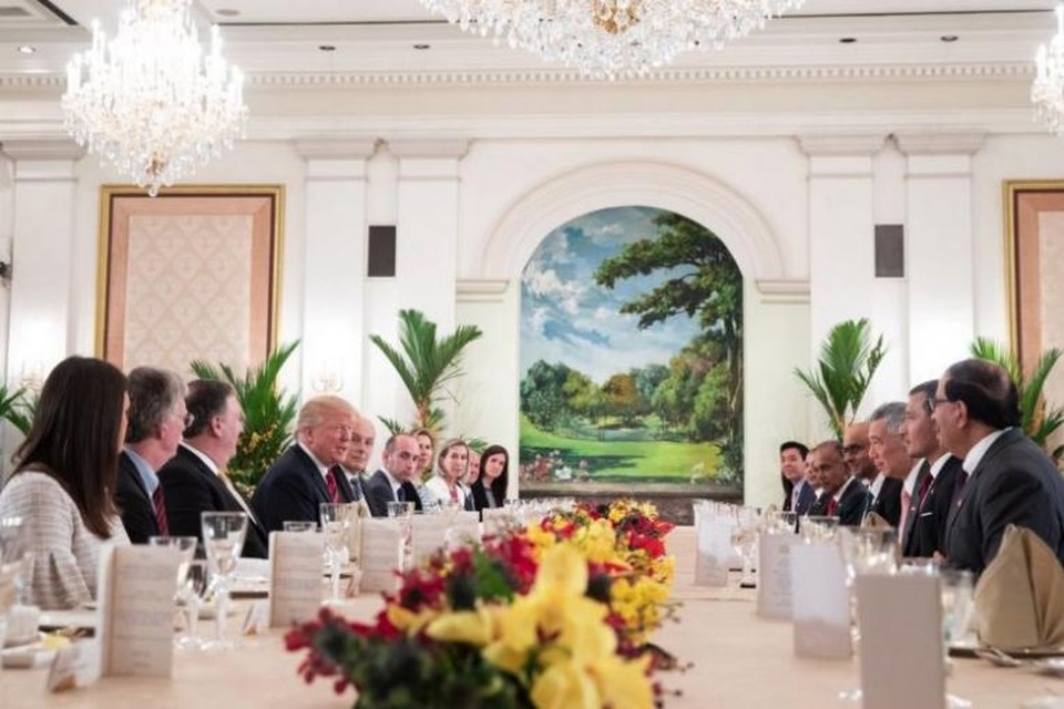 Tuyên bố lạc quan của Tổng thống Trump trước thời khắc gặp ông Kim Jong-un - 7 “Chúng tôi trân trọng lòng hiếu khách, sự chuyên nghiệp và tình hữu nghị của các bạn. Cảm ơn các bạn rất nhiều”, Tổng thống Trump nói trên bàn ăn. (Ảnh: Twitter/scavino45)