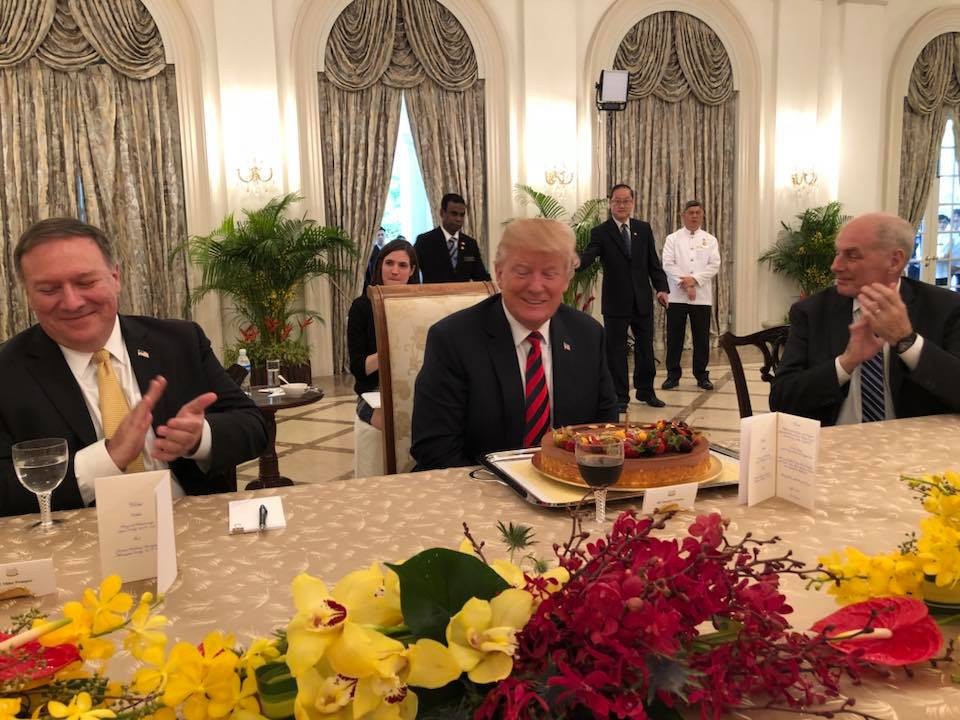 Tuyên bố lạc quan của Tổng thống Trump trước thời khắc gặp ông Kim Jong-un - 8 Một động thái bất ngờ đã diễn ra trong bữa ăn trưa khi các quan chức Mỹ và Singapore chúc mừng sinh nhật của Tổng thống Trump. Ông chủ Nhà Trắng sẽ bước sang tuổi 72 vào ngày 14/6 tới. (Ảnh: Facebook Vivian Balakishnan)