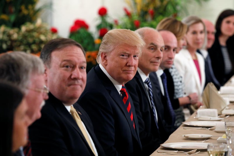 Tuyên bố lạc quan của Tổng thống Trump trước thời khắc gặp ông Kim Jong-un - 9
Phát biểu sau bữa trưa cùng Tổng thống Trump và Thủ tướng Lý Hiển Long, Ngoại trưởng Mỹ Mike Pompeo cho biết nhà lãnh đạo Mỹ và toàn bộ đội ngũ của ông đang rất chờ đợi hội nghị thượng đỉnh ngày mai. (Ảnh: Reuters)