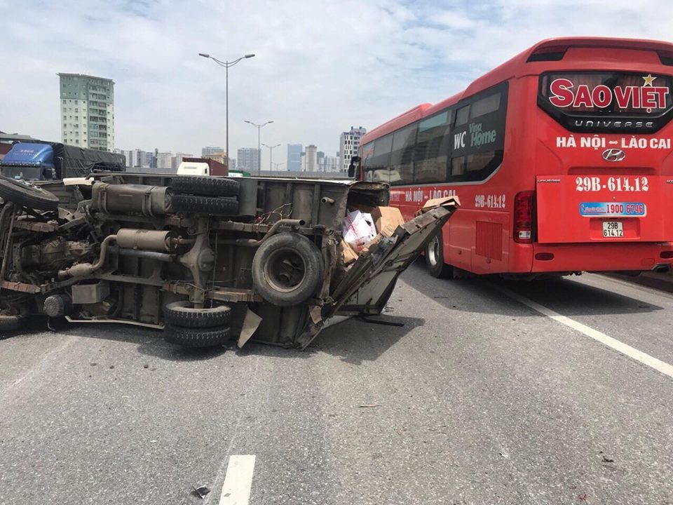 Xe tải lật ngửa, chắn ngang đường vành đai 3 trên cao - 1 Hiện trường xảy ra vụ việc, chiếc xe tải lật ngửa, chắn ngang đường vành đai 3 trên cao.
