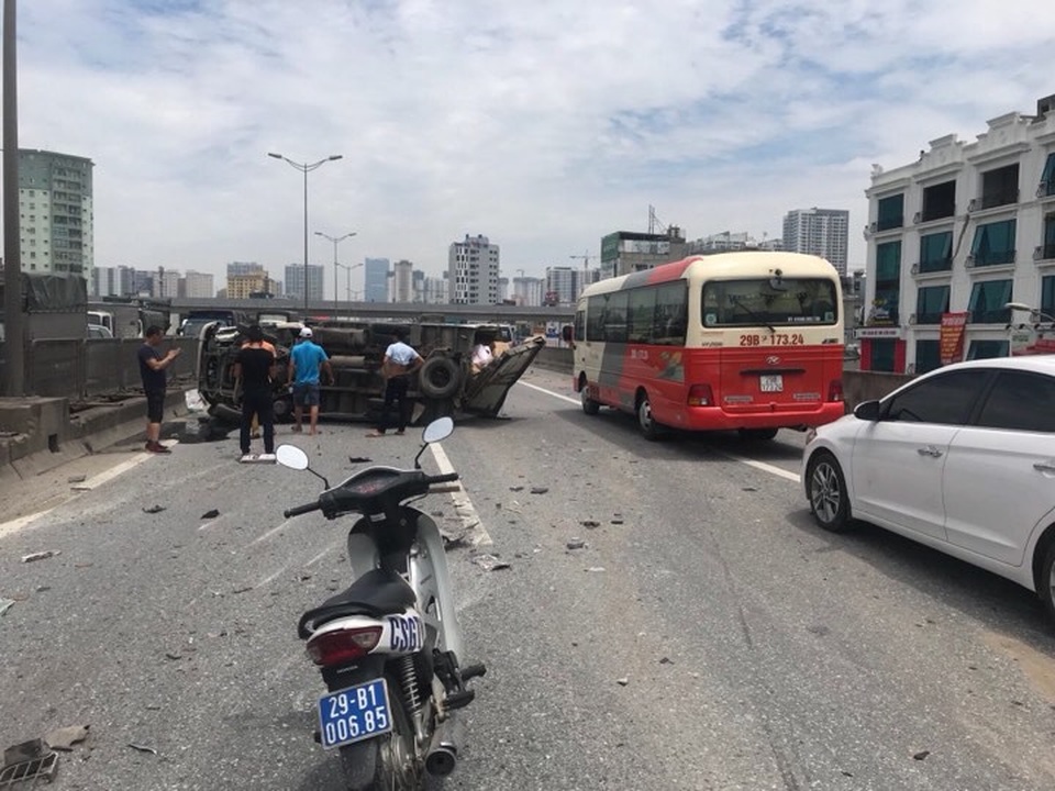 Xe tải lật ngửa, chắn ngang đường vành đai 3 trên cao - 3 Vụ va chạm khiến giao thông qua lại đoạn đường vành đai 3 trên cao hướng từ Nguyễn Xiển về Big C Thăng Long bị ùn ứ.