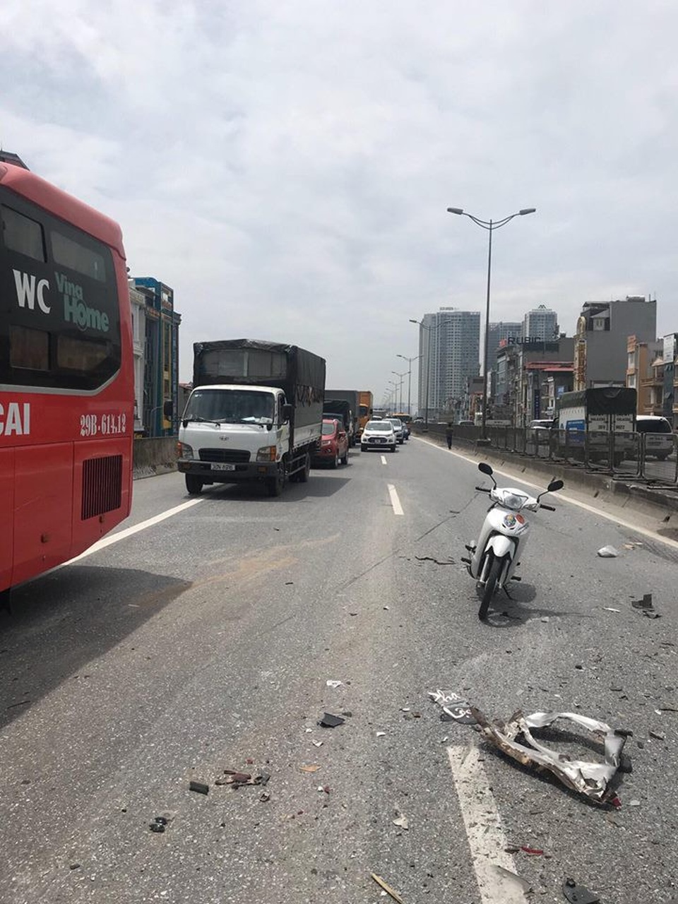 Xe tải lật ngửa, chắn ngang đường vành đai 3 trên cao - 2 Nhiều mảnh vụn từ vụ va chạm văng ra giữa đường, lực lượng chức năng phải vất vả phần luồng giao thông.