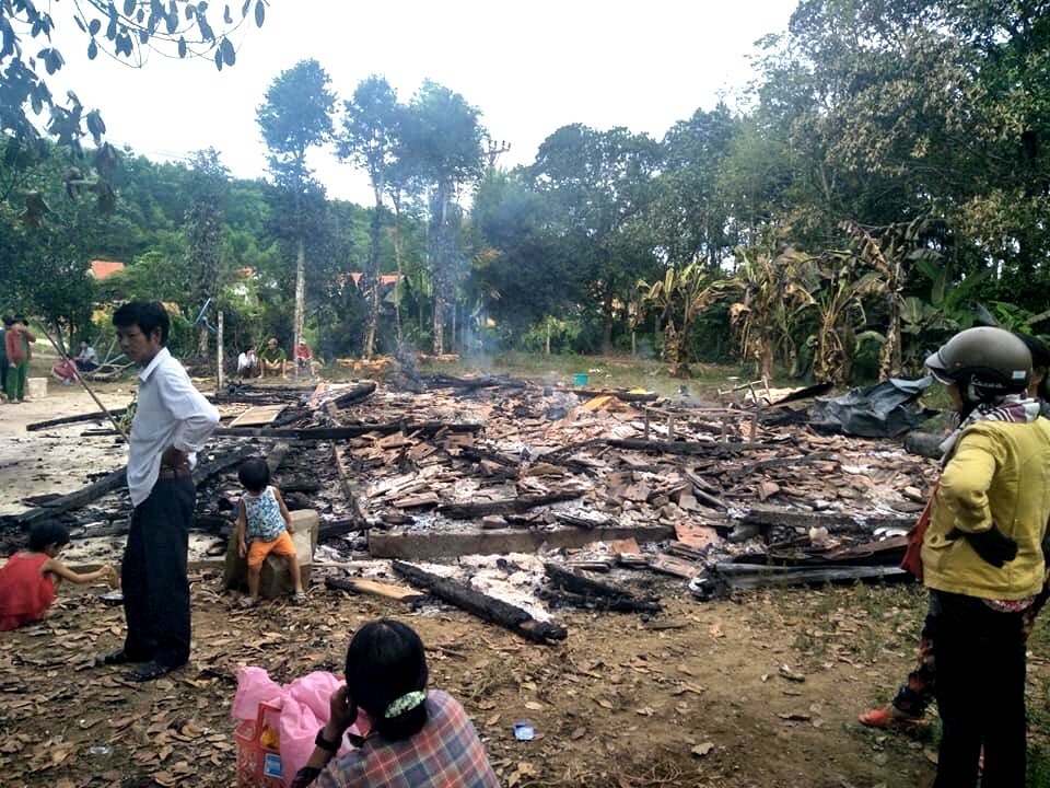 
Ngôi nhà cháy rụi.
