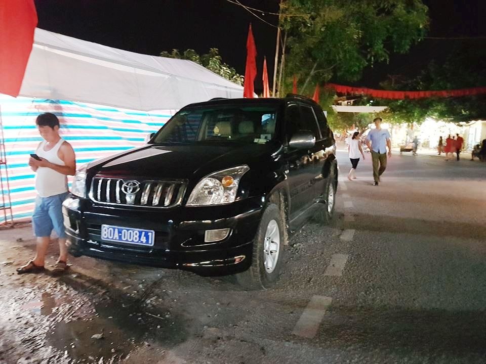Du khách thất vọng tràn trề phố đi bộ ở Tam Cốc - 11 Một xe biển xanh còn đậu ngay bên vỉa hè.