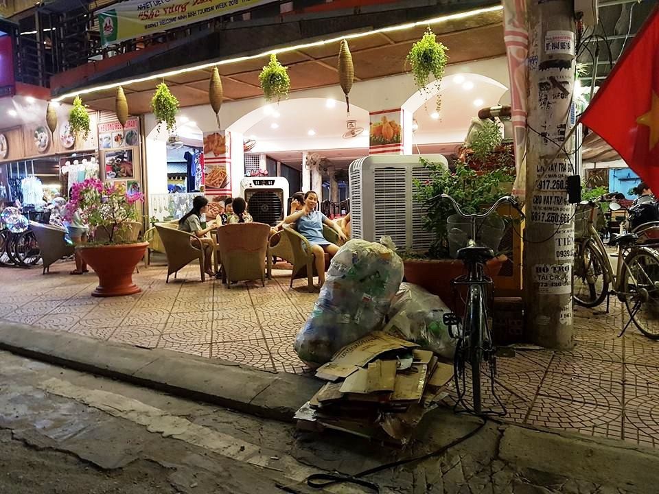 Du khách thất vọng tràn trề phố đi bộ ở Tam Cốc - 14 Rác thải bủa vây khắp nơi, chất thành đống nhưng không được dẹp bỏ gây phản cảm tại khu phố sầm uất.