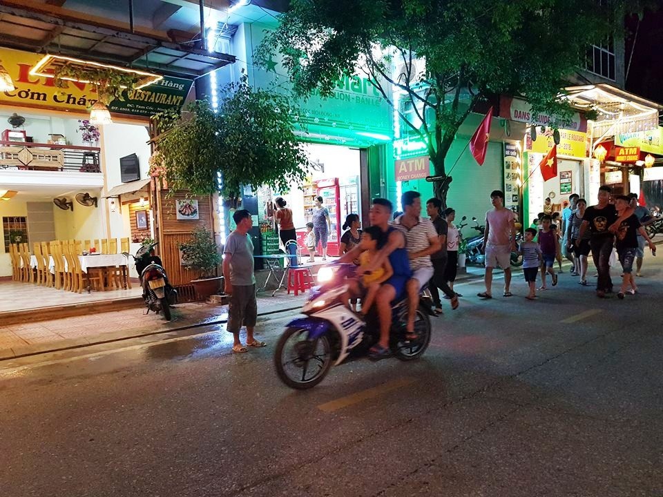Du khách thất vọng tràn trề phố đi bộ ở Tam Cốc - 4 Xe máy lưu thông trên phố đi bộ, người điều khiển và người ngồi sau không đội mũ bảo hiểm.