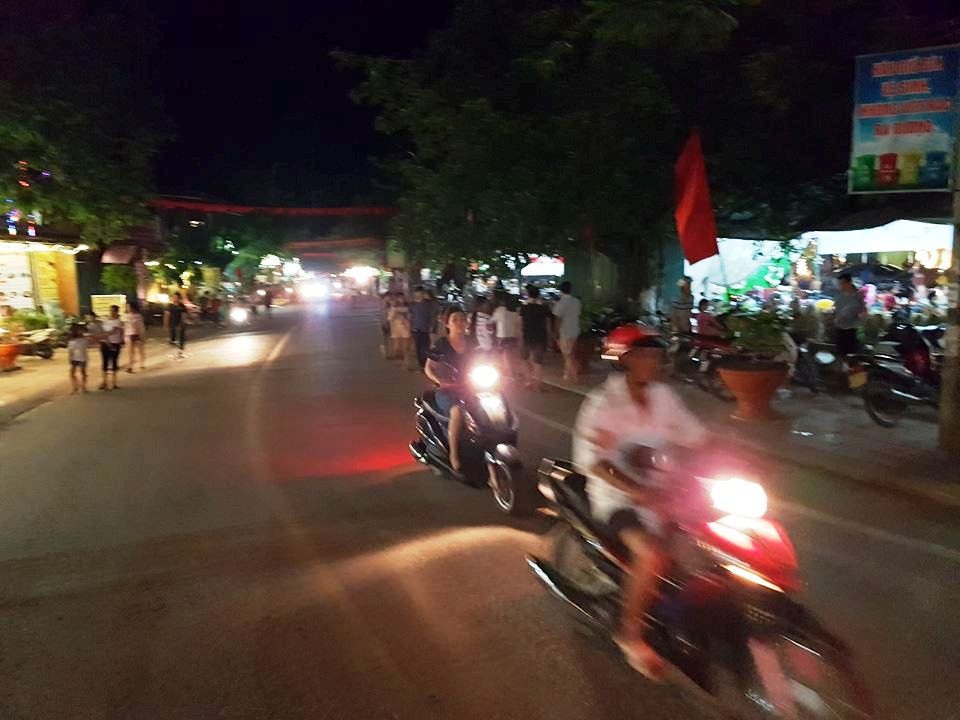 Du khách thất vọng tràn trề phố đi bộ ở Tam Cốc - 3 Xe máy vô tư qua lại trên phố đi bộ.