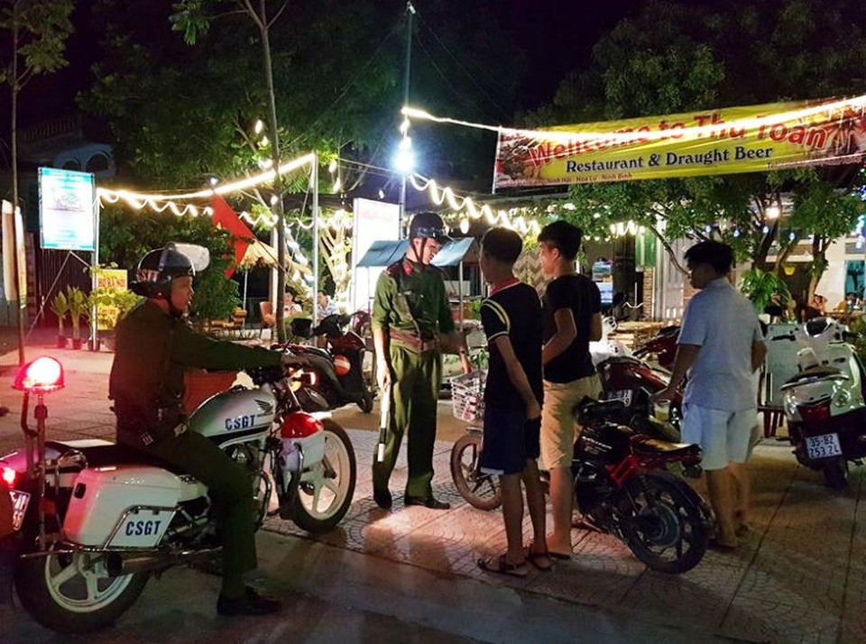 Du khách thất vọng tràn trề phố đi bộ ở Tam Cốc - 19 Lực lượng an ninh liên tục tuần tra kiểm soát bằng xe phân khối lớn trong tuyến phố đi bộ.