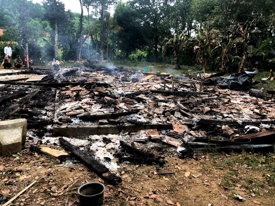 
Cả ngôi nhà chỉ còn là đống tro tàn
