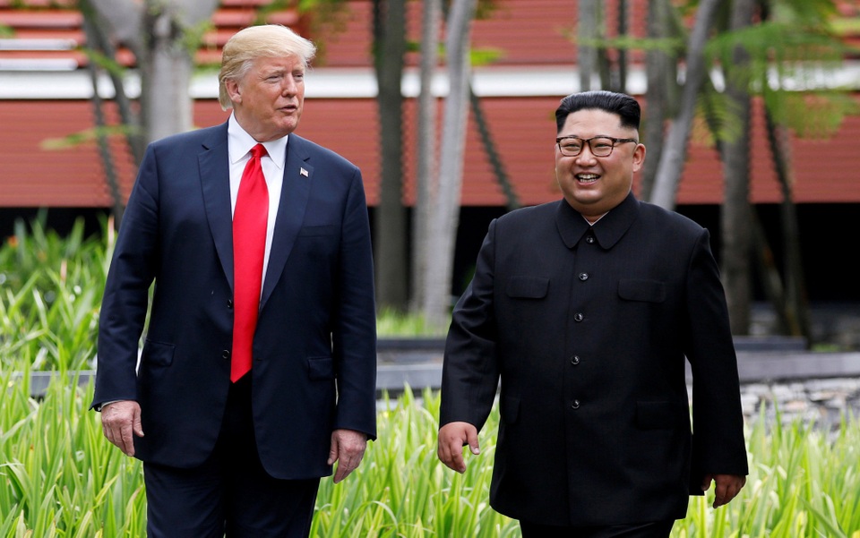Lãnh đạo Mỹ - Triều ăn trưa, tản bộ và ký kết thỏa thuận "rất quan trọng" - 10
Hai nhà lãnh đạo tản bộ trong khuôn viên khách sạn. (Ảnh: Reuters)