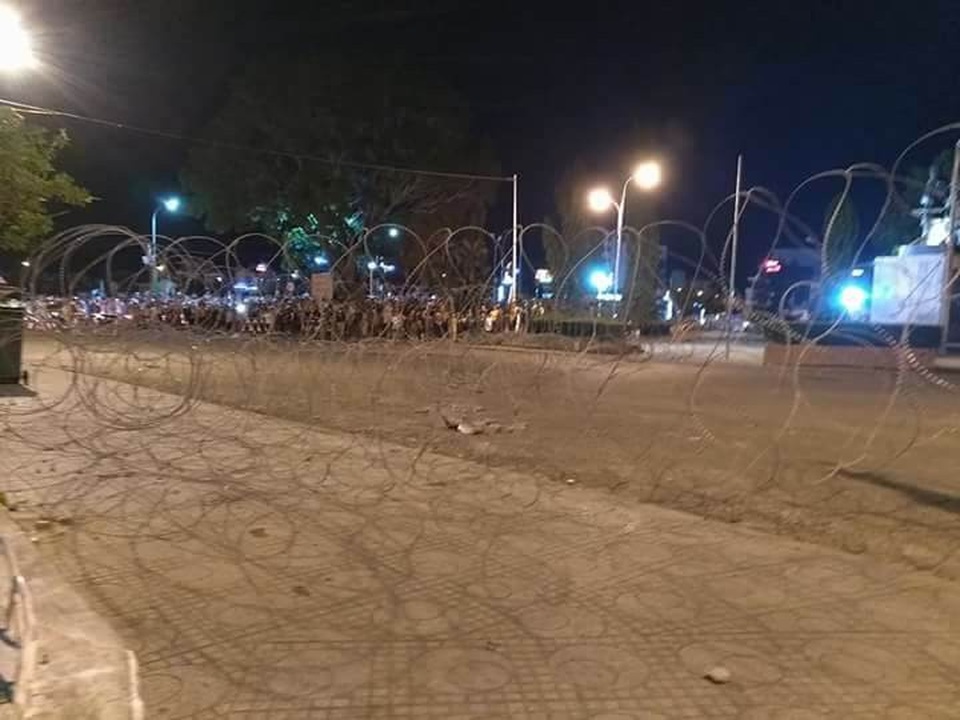 Nhiều người tiếp tục tụ tập gây rối ở Bình Thuận - 1
Hàng rào kẽm gai được dựng lên để ngăn chặn đám đông quá khích xông vào trụ sở đập phá tài sản