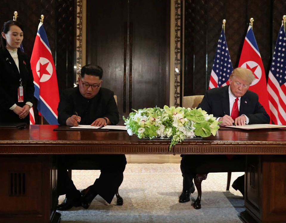 Giải mã chữ ký được ví như tên lửa, mũi tên của lãnh đạo Mỹ - Triều - 2 Hai nhà lãnh đạo cùng đặt bút ký vào tuyên bố chung tại Singapore (Ảnh: Reuters)