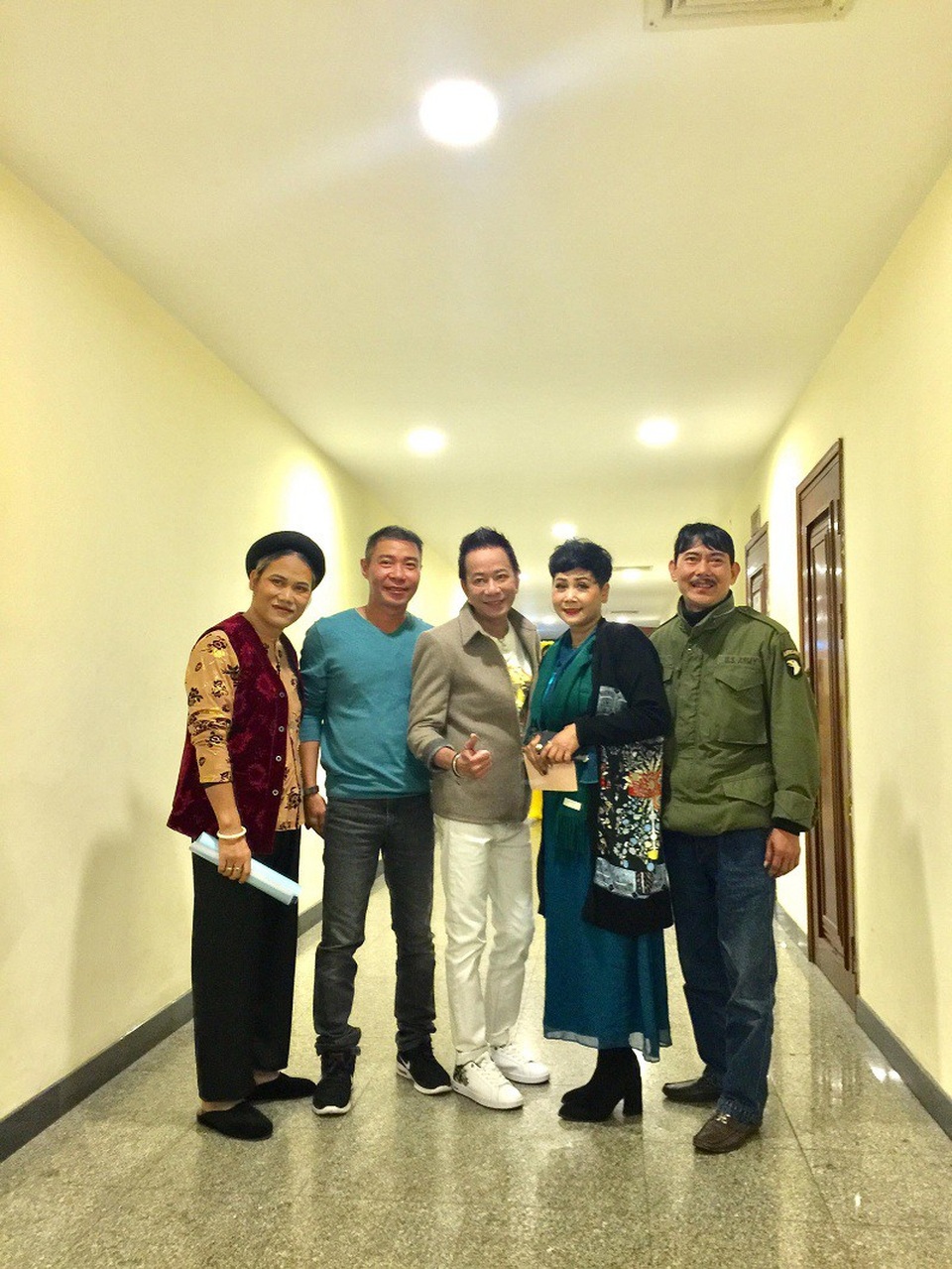 Anh trai diễn viên Vượng “râu” bất ngờ nổi tiếng vì bức ảnh đẹp trai thời trẻ - 6 Anh trai diễn viên Vượng “râu” bất ngờ nổi tiếng vì bức ảnh đẹp trai thời trẻ - 6
