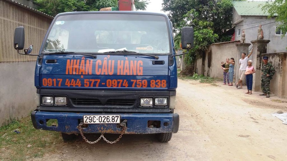 
Khi đang vận chuyển cây mít ra khỏi làng, chiếc xe cùng hai đối tượng đã bị bắt giữ .
