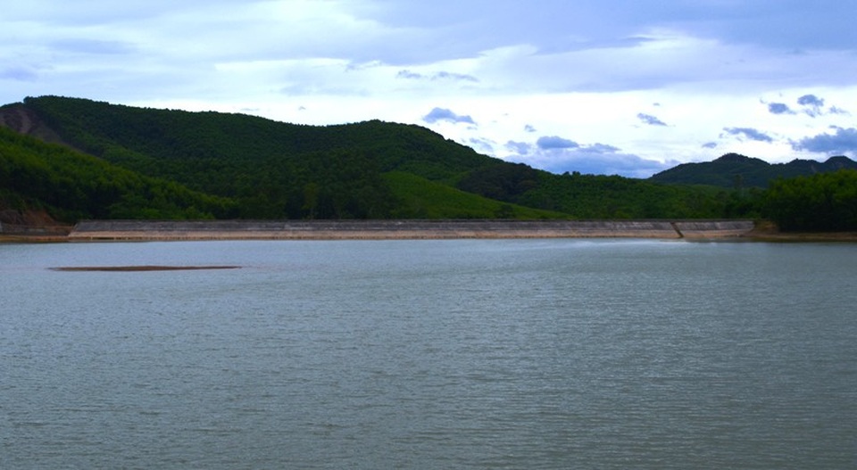 Nữ sinh lớp 7 chết đuối khi cùng bạn chụp ảnh bên bờ đập - 1 Hiện trường nơi xảy ra sự việc khiến em H. bị đuối nước thương tâm.