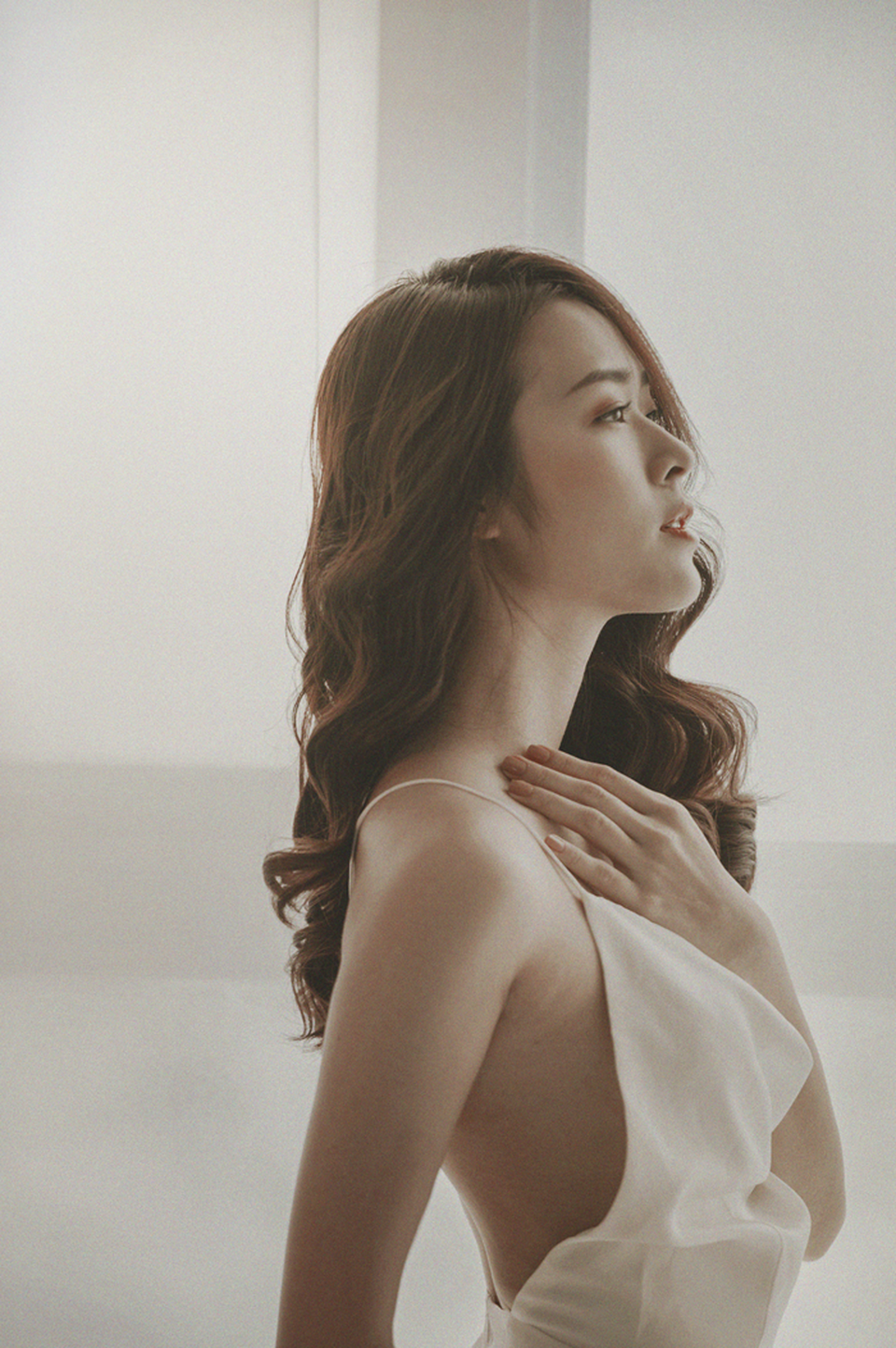 Cô cho biết, nhờ sắp xếp lịch làm việc hợp lý cùng tinh thần thoải mái giúp cơ thể khỏe mạnh và gương mặt giàu sức sống hơn. Hàng ngày cô dành khoảng 1 tiếng chăm sóc da.