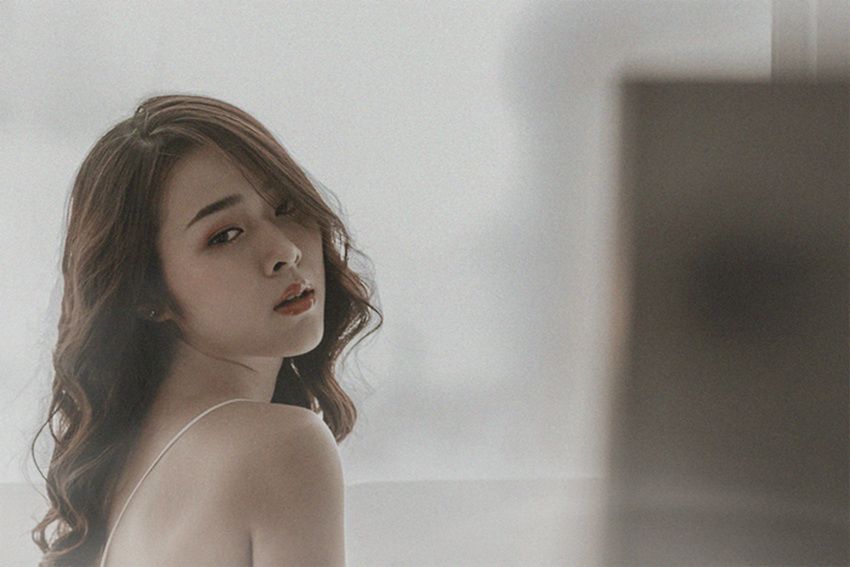 
Cô tham gia nhiều MV ca nhạc, phim ảnh và sau đó đăng quang Hoa khôi Phụ nữ thời đại 2011.
