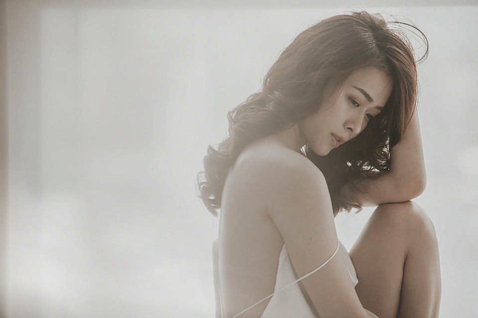 Trong bộ ảnh mới nhất, Diệp Bảo Ngọc tự tin khoe sắc vóc. Bà mẹ một con không ngần ngại diện trang phục gợi cảm, để lộ tấm lưng trần.