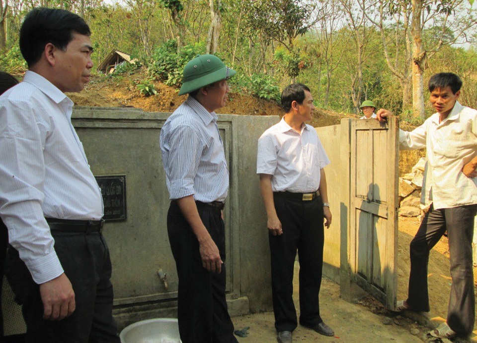 Hàng trăm công trình nước sạch tiền tỷ bỏ hoang tại các huyện miền núi - 2 Đoàn công tác Ban Dân tộc HDND tỉnh kiểm tra các công trình nước sạch hư hỏng, không phát huy tác dụng.