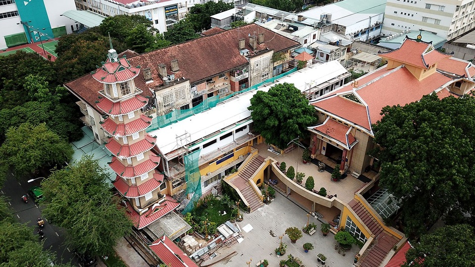 Ngôi chùa có tháp chuông cao nhất Sài Gòn tồn tại hơn 50 năm - 1 Chùa Xá Lợi nằm ngay góc đường Bà Huyện Thanh Quan và Sư Thiện Chiếu (quận 3, TP HCM) được xây dựng năm 1956, trong khuôn viên rộng 2.500 m2 là ngôi chùa có tháp chuông cao nhất Sài Gòn.