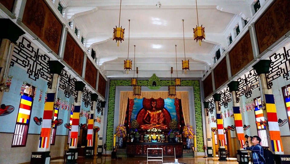 Ngôi chùa có tháp chuông cao nhất Sài Gòn tồn tại hơn 50 năm - 8 Tượng do trường Mỹ Nghệ Biên Hòa đắp tạo, là điển hình cho các tượng phật các chùa sau này. Năm 1969, tượng được thếp lại toàn thân bằng vàng.