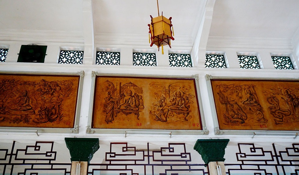 Ngôi chùa có tháp chuông cao nhất Sài Gòn tồn tại hơn 50 năm - 9 Bên trong chánh điện còn trang trí 15 bức tranh lớn bằng sơn bột màu. 15 bức tranh mô tả lịch sử đức Phật Thích Ca từ sơ sinh cho đến khi thành đạo- Nhập niết bàn.