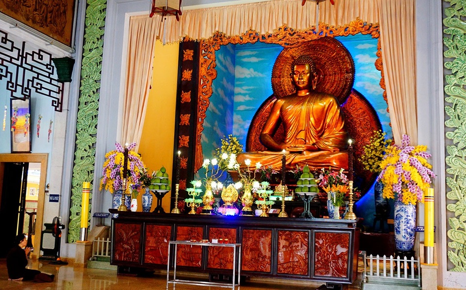 Ngôi chùa có tháp chuông cao nhất Sài Gòn tồn tại hơn 50 năm - 7 Phần chánh điện chùa Xá Lợi chỉ đặt 1 tượng Phật Thích Ca Mâu Ni lớn.