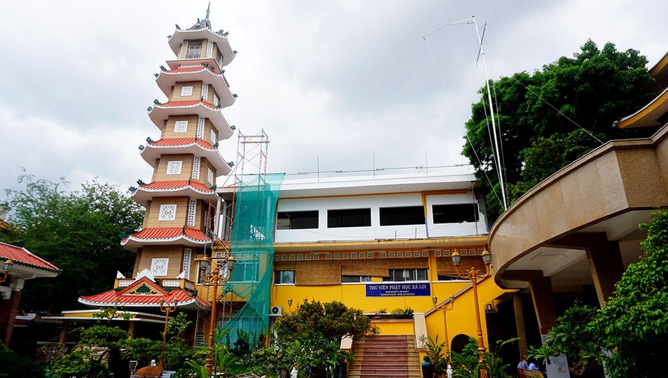 Ngôi chùa có tháp chuông cao nhất Sài Gòn tồn tại hơn 50 năm - 4 Ở từng tầng tháp, thờ một vị Phật. Mỗi tầng có 4 mặt phẳng lớn và 4 mặt góc nhỏ, tạo thành 1 hình bát giác.