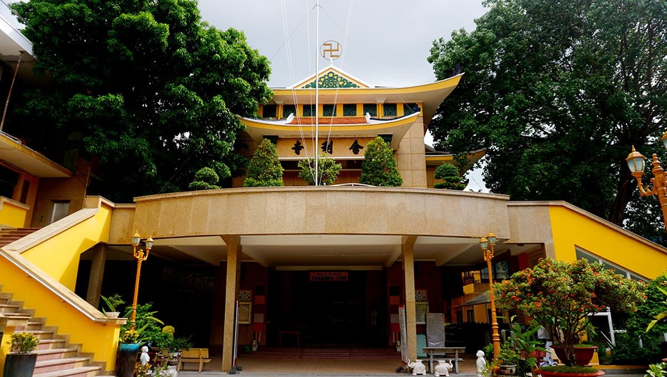 Ngôi chùa có tháp chuông cao nhất Sài Gòn tồn tại hơn 50 năm - 6 Chùa Xá Lợi là ngôi chùa đặc biệt ở Sài Gòn khi được xây dựng theo lối kiến trúc bán cổ điển, gồm 2 tầng: Tầng trên là bái đường, tầng dưới là giảng đường.