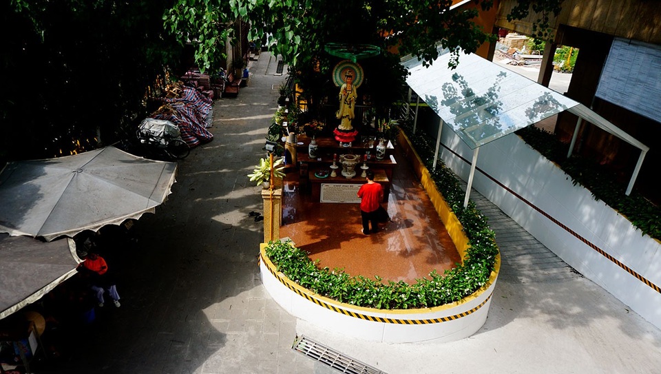 Ngôi chùa có tháp chuông cao nhất Sài Gòn tồn tại hơn 50 năm - 13 Ngoài sân chùa có một cây Bồ đề mang về từ Colombia. Cạnh cây là tượng Bồ Tát Quan Thế Âm được đúc năm 1958.