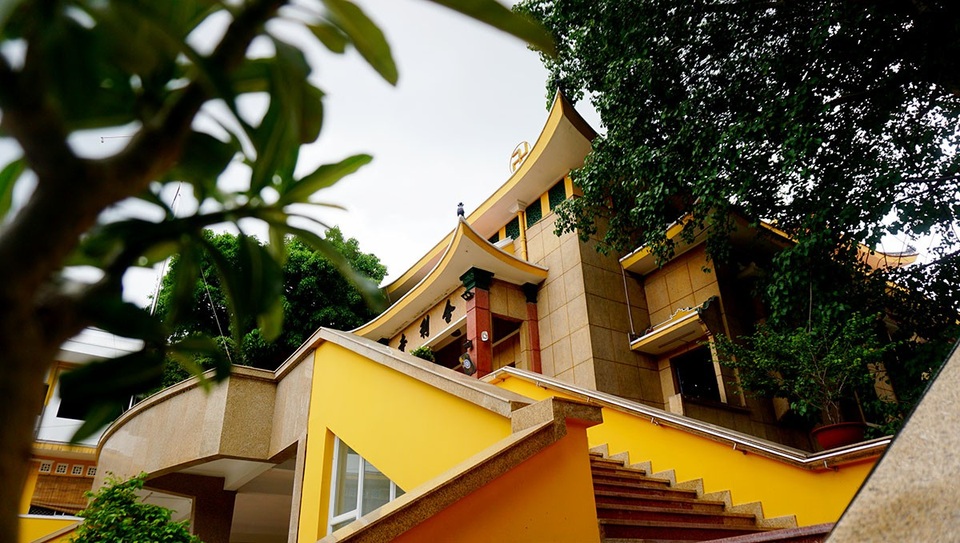 Ngôi chùa có tháp chuông cao nhất Sài Gòn tồn tại hơn 50 năm - 12 Lối cầu thang dẫn lên chánh điện.