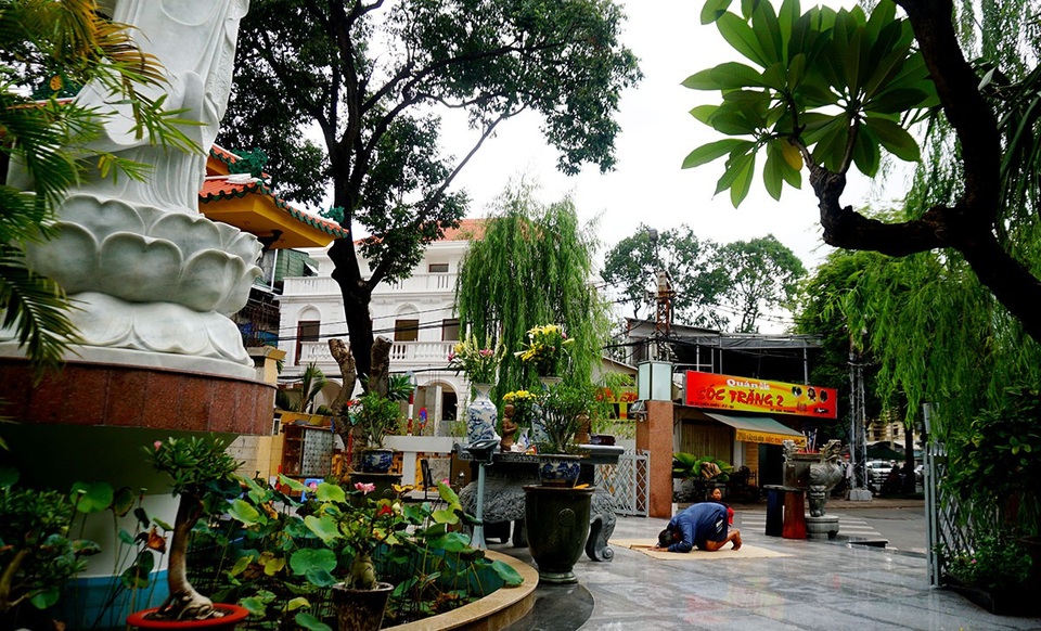 Ngôi chùa có tháp chuông cao nhất Sài Gòn tồn tại hơn 50 năm - 11 Nhiều người dân và du khách thường xuyên đến chùa tham quan, cúng bái.