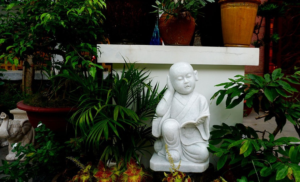 Ngôi chùa có tháp chuông cao nhất Sài Gòn tồn tại hơn 50 năm - 10 Những bức tượng đá về các nhà sư bên trong chùa.