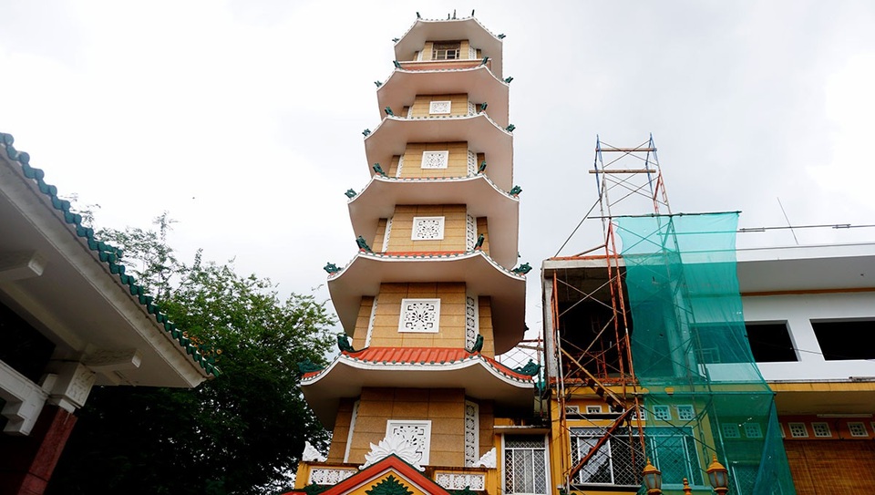 Ngôi chùa có tháp chuông cao nhất Sài Gòn tồn tại hơn 50 năm - 2
Không gian không quá rộng, nhưng điểm nhấn tạo sự khác biệt cho ngôi chùa này là tháp chuông cao 32m, có 7 tầng. Tháp được xây dựng từ đầu thập niên 60.